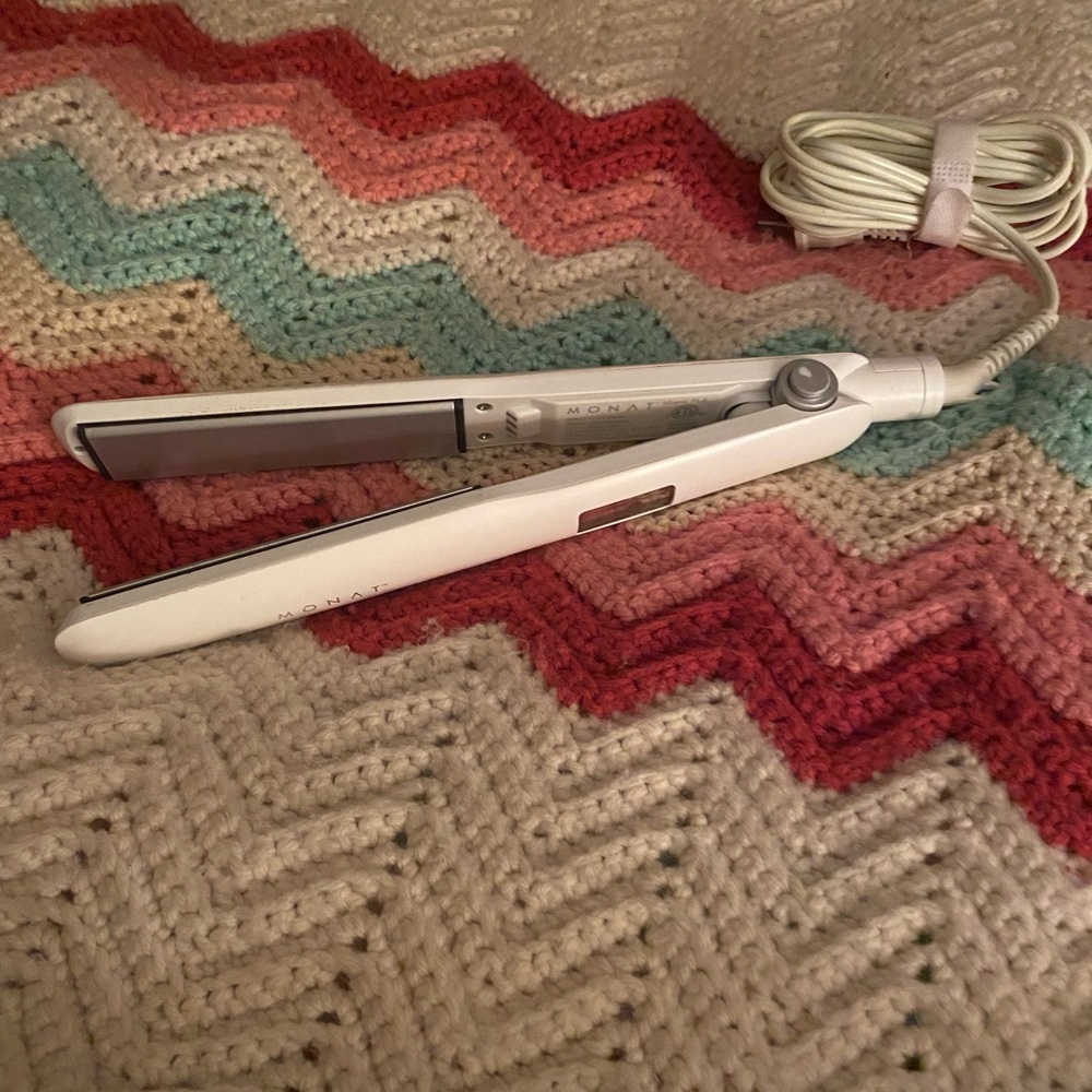Monat Ionic Flat Iron in White